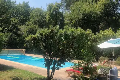Villa de charme avec piscine et beau jardin. Promotion en juillet!