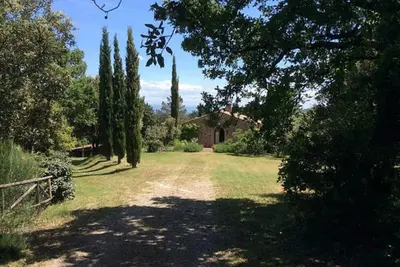 Image de Ferme du 19ème siècle sur une colline entre les vallées magiques et les collines siennoises