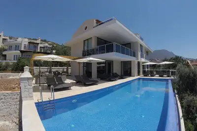 Image de Villa de 7 chambres avec piscine à débordement privée, bain à remous et vue imprenable sur la mer