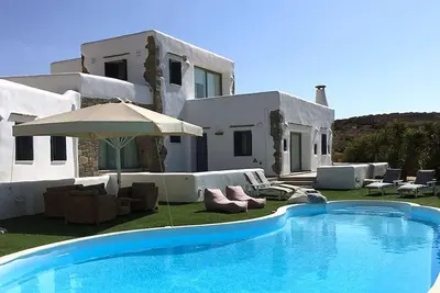 Image de Villa privée, piscine privée, court de tennis, salle de gym, barbecue, vue magnifique sur la mer, coucher de soleil