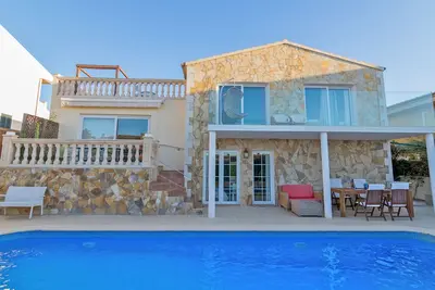 Image de Piscine privée, vue sur la mer avec des couchers de soleil fabuleux, cuisine moderne, climatisation, wifi, grande salle de jouets