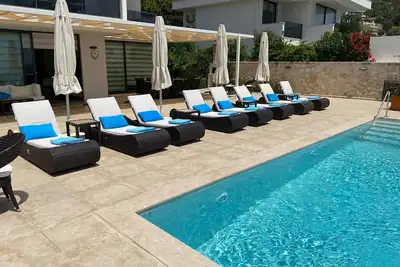 Image de Villa contemporaine de luxe à Kalkan, femme de ménage quotidienne, piscine à débordement chauffée