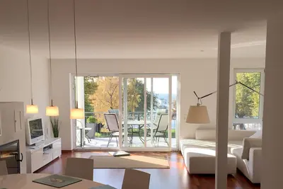 Image de Luxueux appartement en première ligne de mer avec un grand balcon orienté au sud et donnant sur le lac