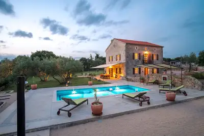 Image de Belle villa avec piscine, grand jardin, oliveraie et vue sur la mer