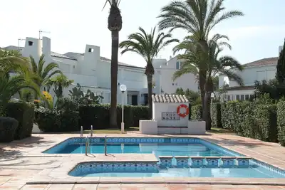 Image de Maison de vacances en première ligne de la plage de La Marina avec accès direct à la piscine et jardin