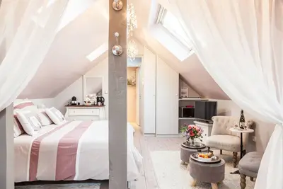 Image de « Au petit Bonheur », chambre boudoir, au cœur du centre historique de Honfleur