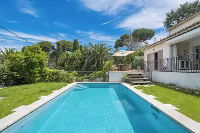 Image de Tarifs réduits en août - Villa avec piscine au coeur de Cap D'Antibes et à proximité des plages