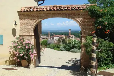 Image de terrasse ensoleillée avec vue panoramique sur le village historique. Pour un usage unique