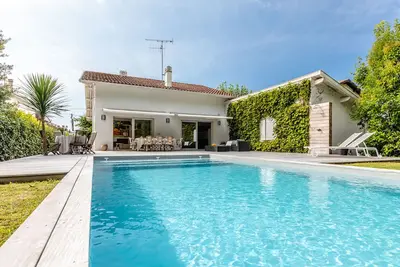 Image de Belle maison contemporaine avec piscine de 8m x 4m