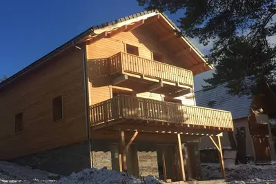 Image de Chalet individuel de 12 couchages spa et sauna situé à 200 metres des pistes