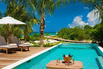 Image de Beach Villa avec piscine chauffée, terrasse, sécurité, majordome et entretien ménager inclus