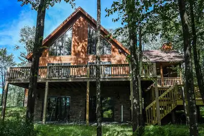Image de Maple Manor: Superbe maison en rondins à proximité des activités de ski, golf et Dcl