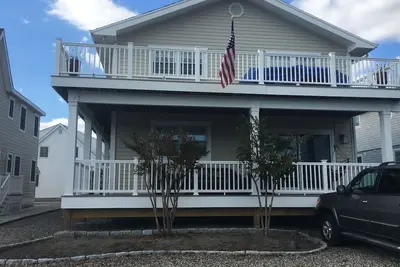 Image de maison spacieuse et confortable proche plage, baie, restaurants, commerces. 4 lits, 3 salles de bain