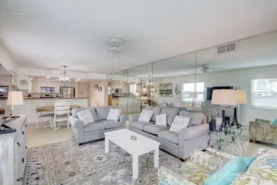 Image de 2br / 2ba - unité de rez de chaussée pratique avec une courte promenade à la plage!