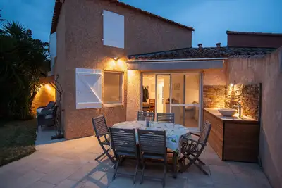 Image de Maison rénovée, au calme, avec jardin, à 400 m de la plage face aux Iles d'Or