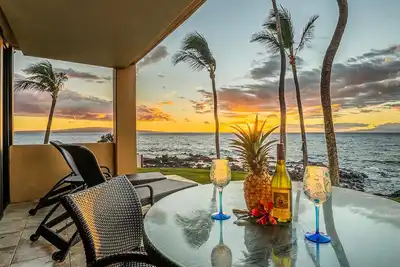 Image de Rez-de-chaussée haut de gamme 2 ch 40 pieds à la vue sur l'océan à couper le souffle de l'océan!