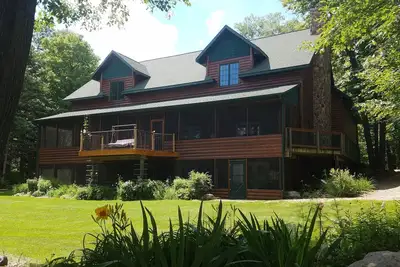 Image de Charmant Lake Lodge / Bar privé sur une chaîne de lac de 5500 acres, avec ponton