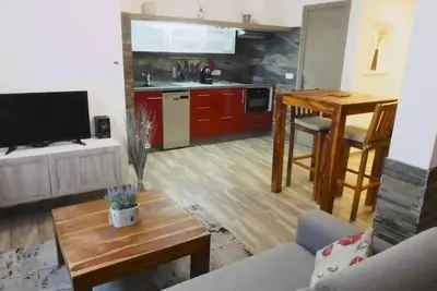 Image de spacious 35 m2 air-conditioned studio is ideally located in the centre