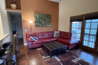Image de Maison de 3 chambres / 2 salles de bain - 7-8 min à pied de la fontaine et du parc, et bien plus encore!