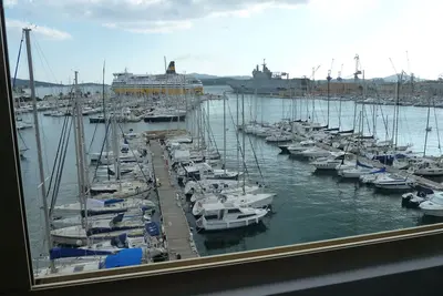 Image de Grand T1 Design sur le port de Toulon. Magnifique vue sur la mer.