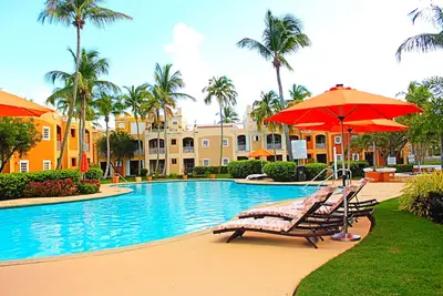 Image de 2br \/ 2ba Villa près de la plage, le golf w \/ WiFi, grand balcon, vue sur la piscine \/ jardin