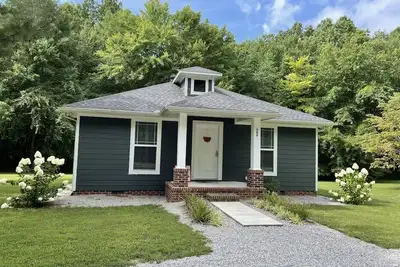 Image de Tennessee Mountain Home dans un cadre boisé privé