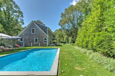 Image de Maison neuve et moderne avec piscine d'eau salée chauffée dans une communauté privée avec accès à la plage!