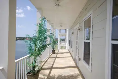 Image de Waterfront Oasis près de Centre ville & I45 (3Bed \/ 3Ba). Location, Location, Location