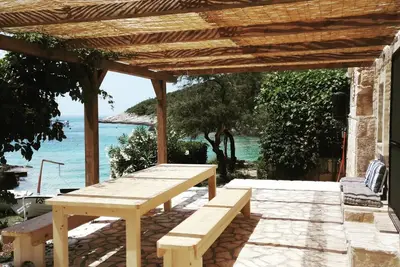 Image de Maison en pierre au bord de l'eau, en retrait de la grille