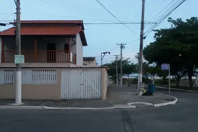 Image de maison duplex à Praia do Forte à Cabo Frio, 3 chambres, barbecue, Wi-Fi, Sky