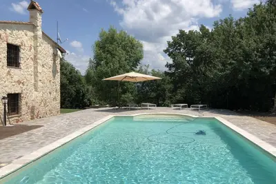 Belle villa en pierre dans les collines