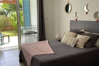 Studio avec jardinet à 500m de la plage et 400m de tous commerces. clim, wifi
