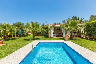 Villa Dimtrios, le luxe! Avec jacuzzi, piscine privée, gymnase, ping-pong et aire de jeux!