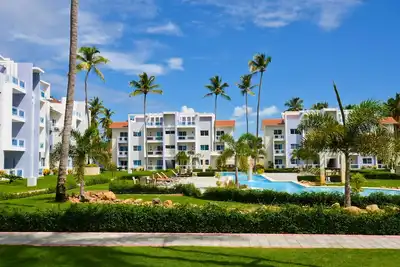 Image de Superbe condo récent avec piscine luxueuse