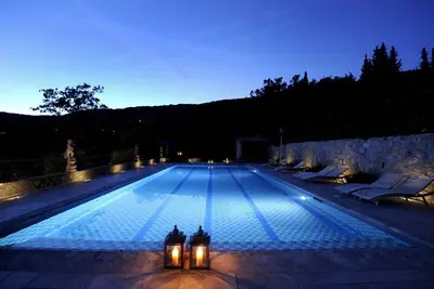 Image de Villa de luxe avec grande piscine dans un endroit fabuleux avec de superbes vues