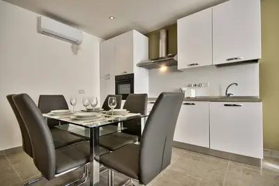 Image de Amazing Airy Apartment Surrounded by All Amenities