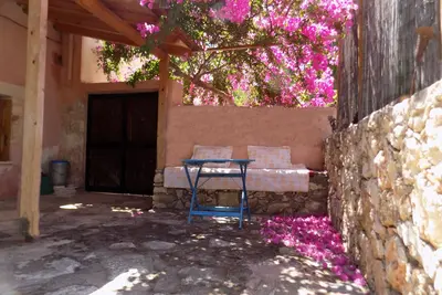 Image de Plakoura, calme et intimité sur la place du village de Plaka avec vue sur la mer