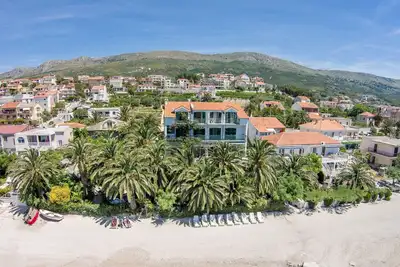 Image de Hébergement incroyable Palms le long de la plage et de la mer avec vue imprenable sur la mer 11-13