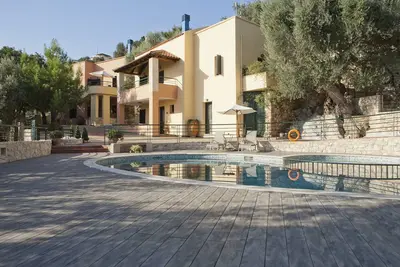 Image de 4 Traditional Houses, private pool, 5km to a sandy beach, excellent for families