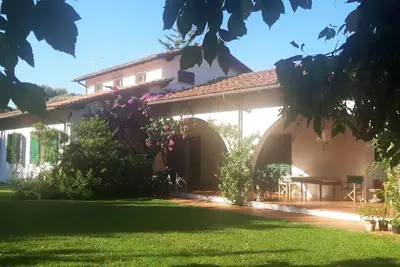 Image de Les grandes années 60 villa avec un grand jardin, à deux pas de pierre de la mer.