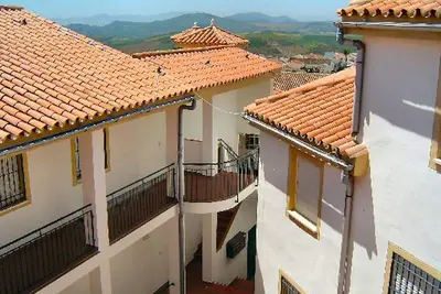 Image de Bon prix appartement pour six avec l'air conditionné, wifi & Uk tv à proximité du centre du village.