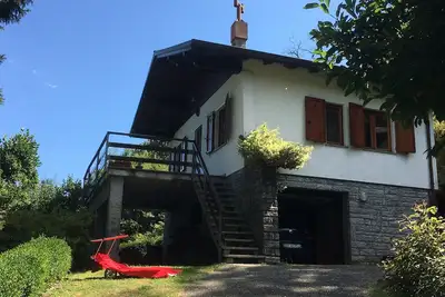 Image de Chalet avec terrasse.