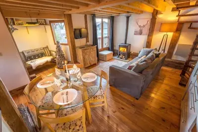 Image de Chalet de luxe unique dans le centre de Samoëns, 2 chambres, sauna, feu de bois, terrasse