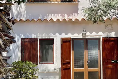 Image de Petite maison entourée de verdure