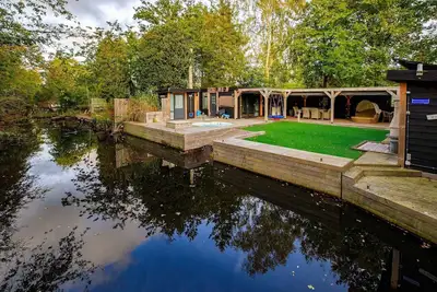 Image de Belle maison pour ĂŞtre avec un grand jardin, accessible uniquement par bateau