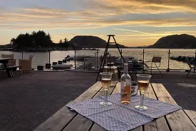 Image de Cabane de pêcheur directement en bord de mer avec une vue fantastique et haut bateau de pêche