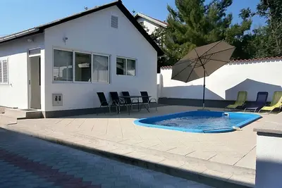 Image de Très jolie petite maison avec piscine.