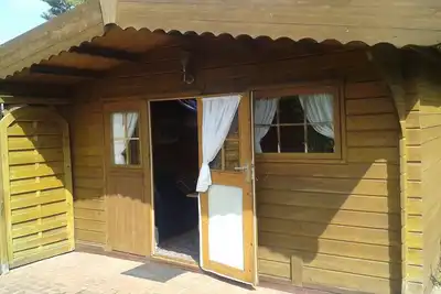 Vacances dans une cabane en rondins simple et rustique, plage à environ 1000 mètres, terrasse ensoleillée