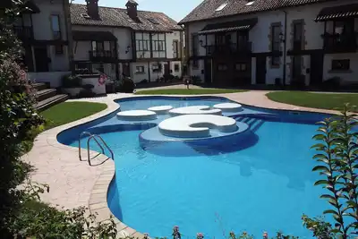 Image de Maison de montagne avec piscine, jardin avec barbecue et plage de surf à Somo 5 min