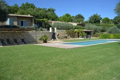 Gordes paisible ensemble de gîtes superbe vue sur le Luberon et piscine chauffée